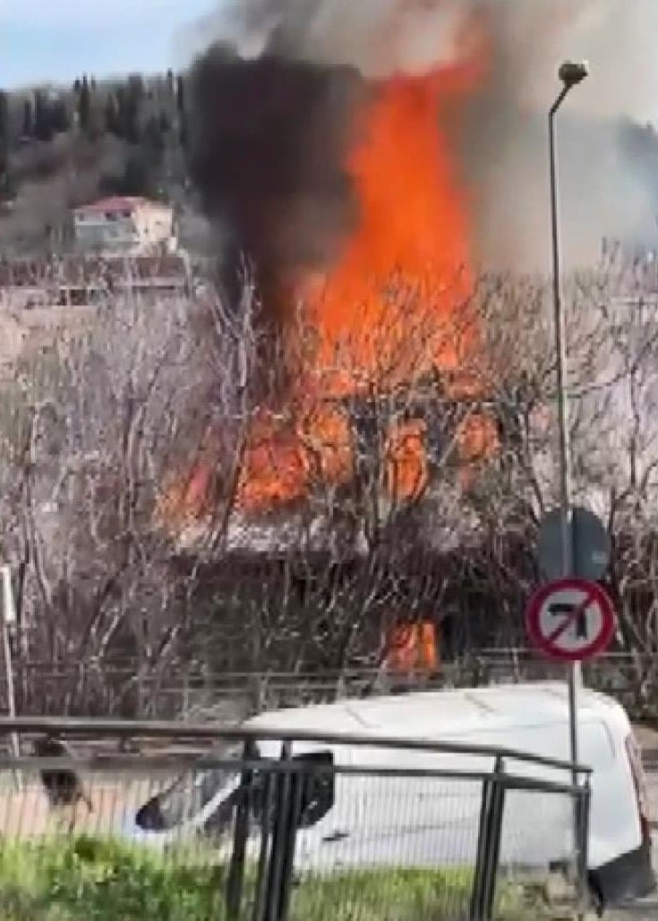 Tek katlı ahşap bina alev alev yandı