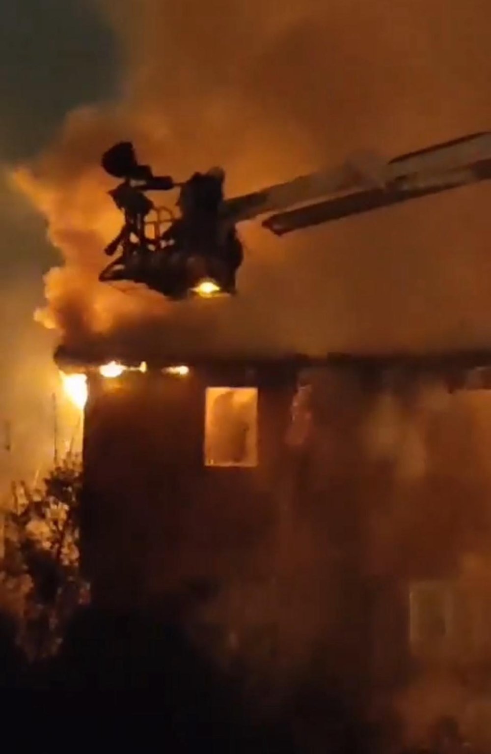 2 katlı binanın çatı katı alev alev yandı