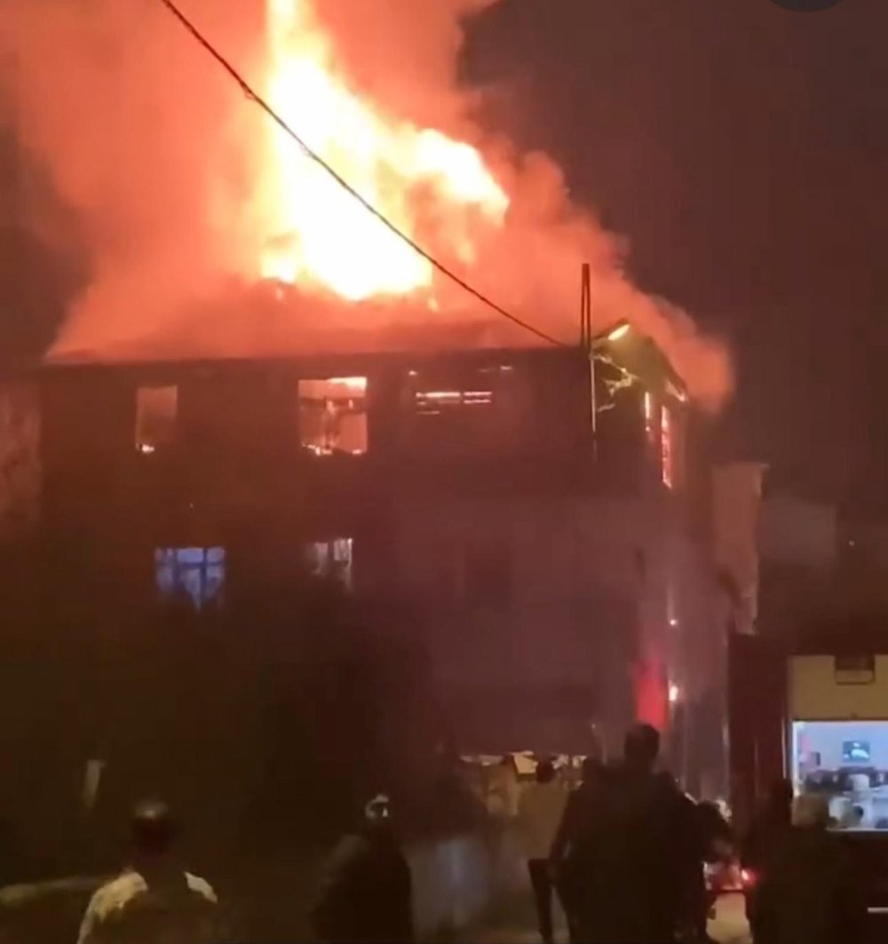 2 katlı binanın çatı katı alev alev yandı