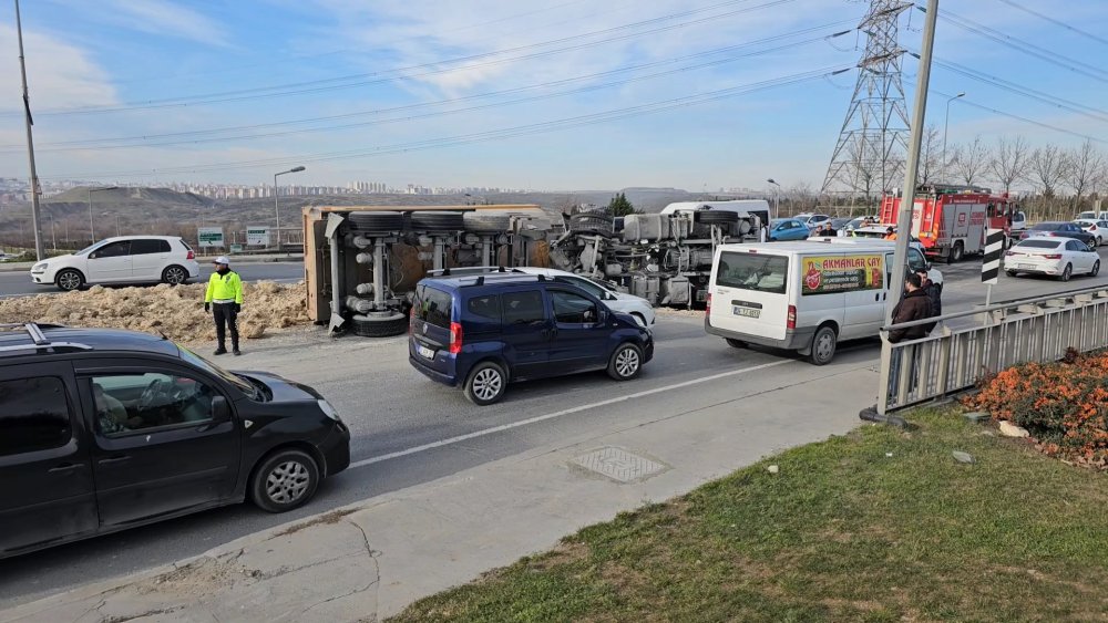 Toprak yüklü hafriyat kamyonu devrildi
