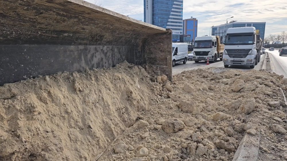 Toprak yüklü hafriyat kamyonu devrildi