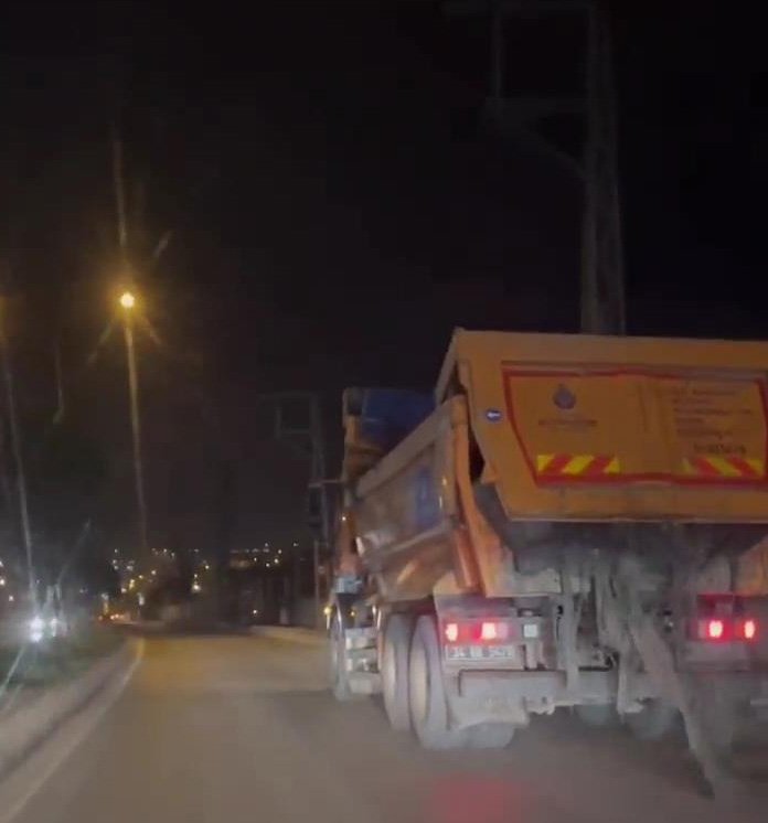 Yola moloz dökerek ilerleyen kamyon şoförü yakalandı