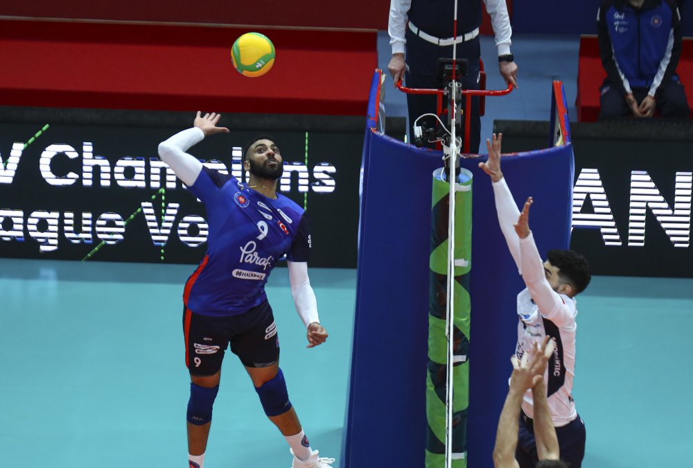 Son şampiyonu set vermeden deviren Halkbank çeyrek finalde!