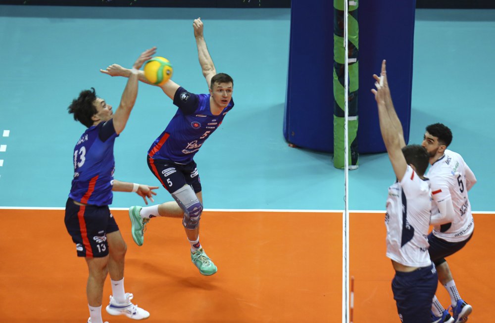 Son şampiyonu set vermeden deviren Halkbank çeyrek finalde!