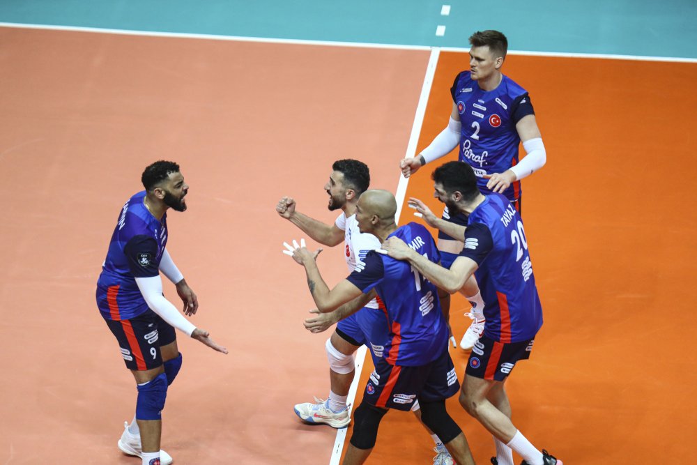 Son şampiyonu set vermeden deviren Halkbank çeyrek finalde!