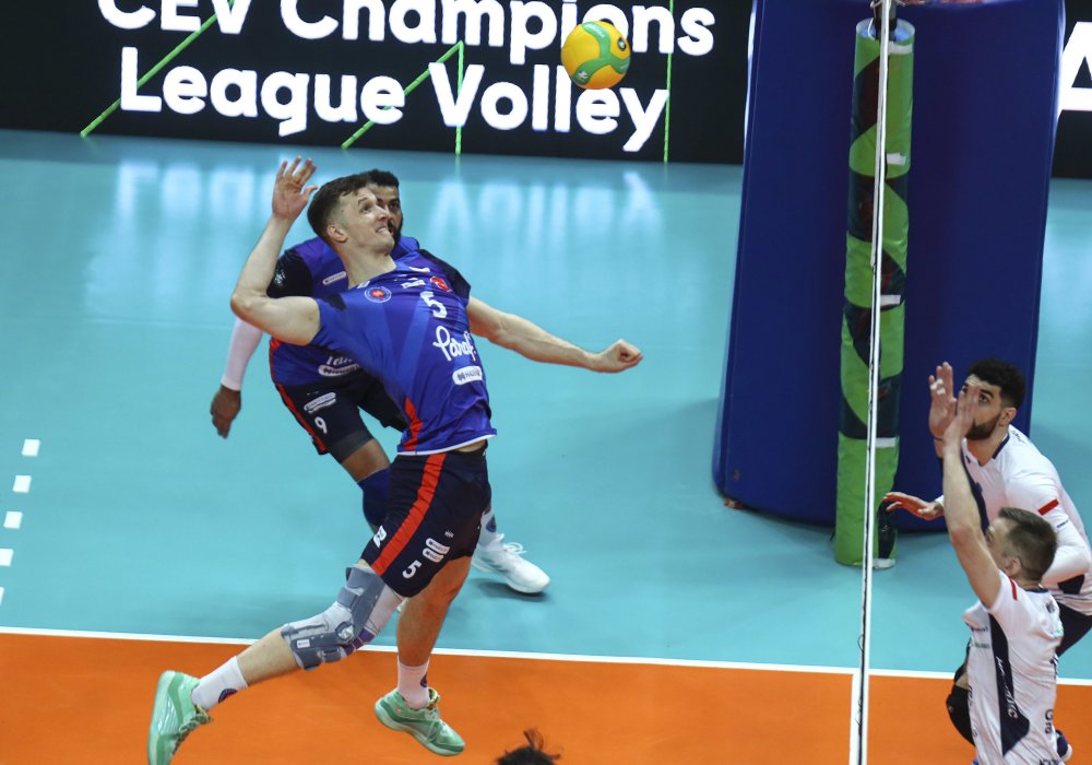 Son şampiyonu set vermeden deviren Halkbank çeyrek finalde!