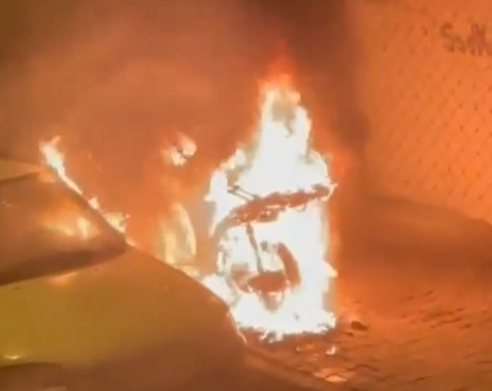 Motosiklette çıkan yangın otomobile sıçradı! Kundaklama şüphesi...