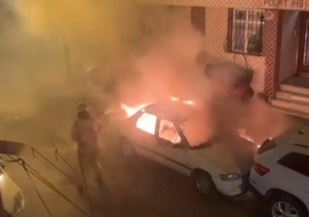 Motosiklette çıkan yangın otomobile sıçradı! Kundaklama şüphesi...