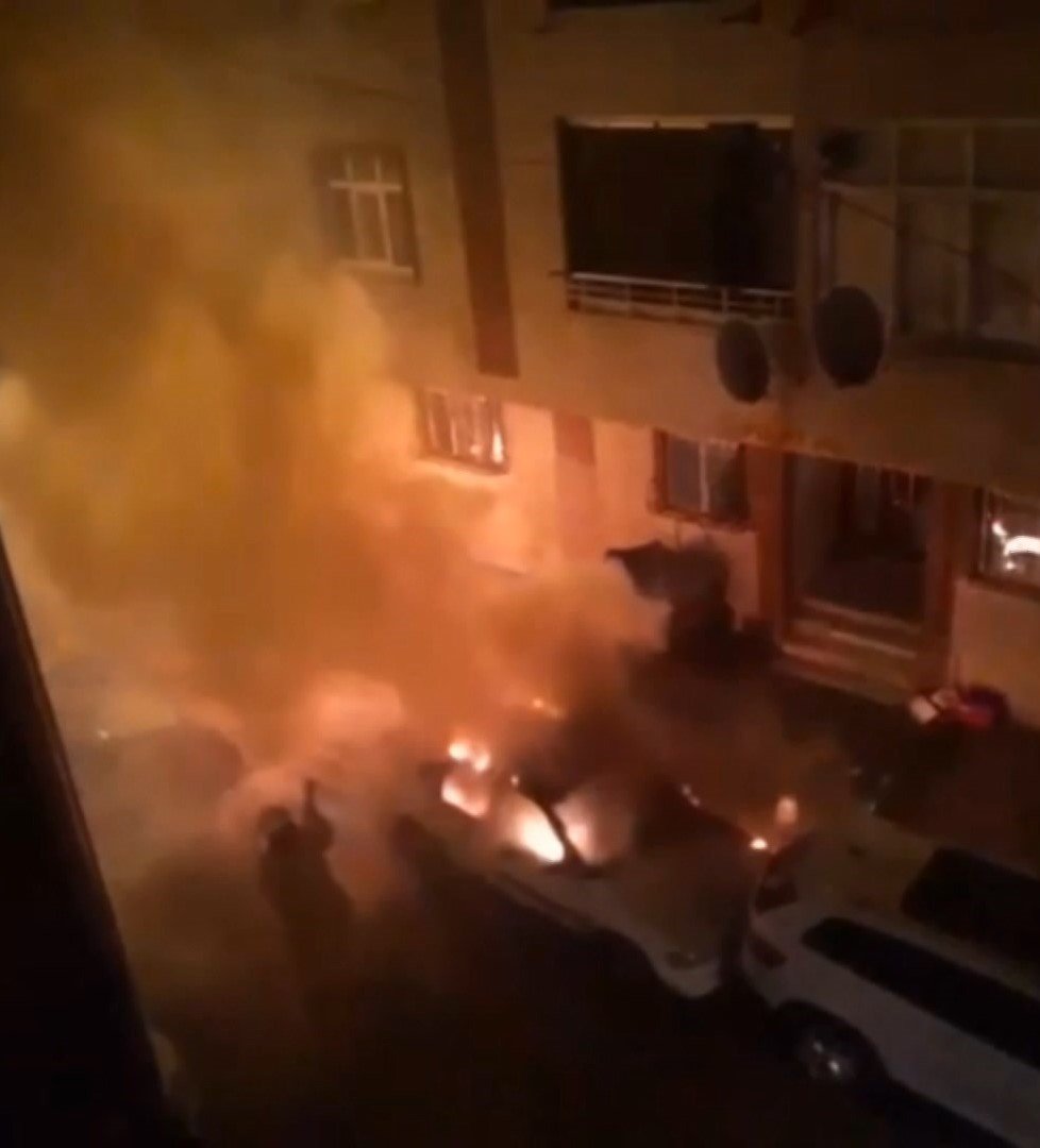 Motosiklette çıkan yangın otomobile sıçradı! Kundaklama şüphesi...