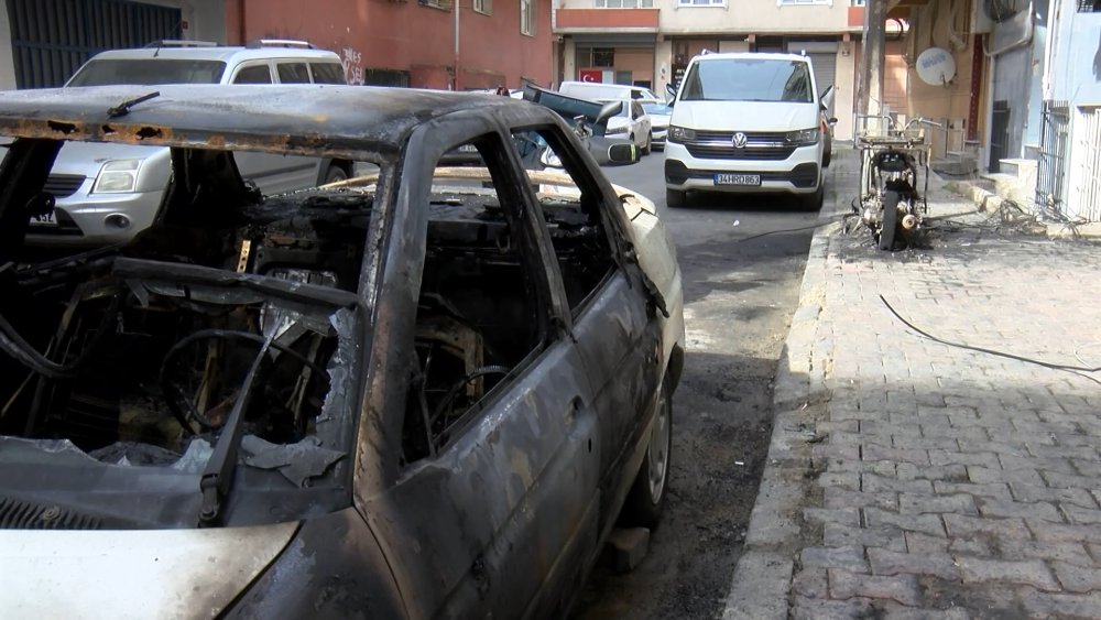 Motosiklette çıkan yangın otomobile sıçradı! Kundaklama şüphesi...