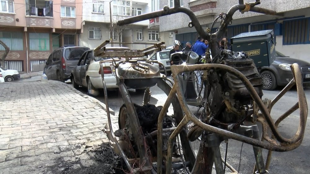 Motosiklette çıkan yangın otomobile sıçradı! Kundaklama şüphesi...