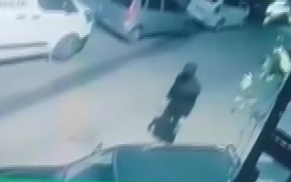 Motosiklette çıkan yangın otomobile sıçradı! Kundaklama şüphesi...