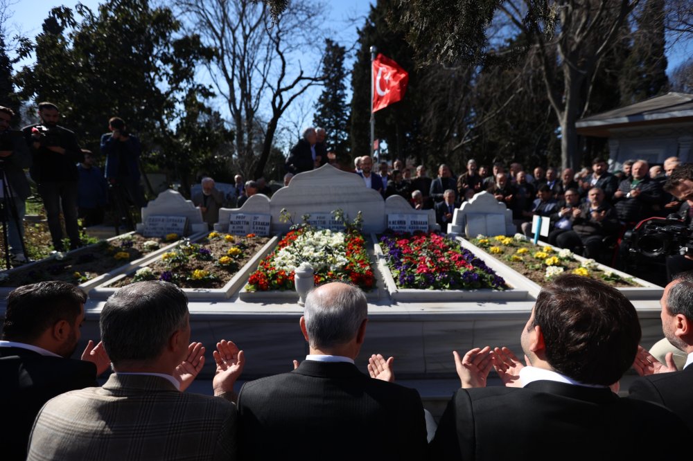 SP'nin İBB adayı Aydın'dan Erbakan’ın kabrine ziyaret