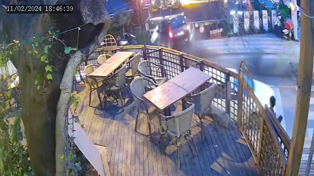 Araç, restorana daldı!