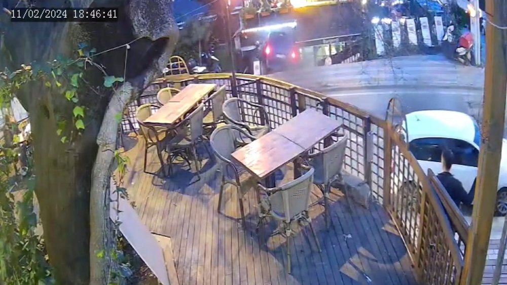 Araç, restorana daldı!