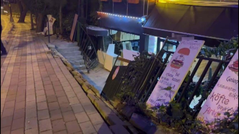 Araç, restorana daldı!