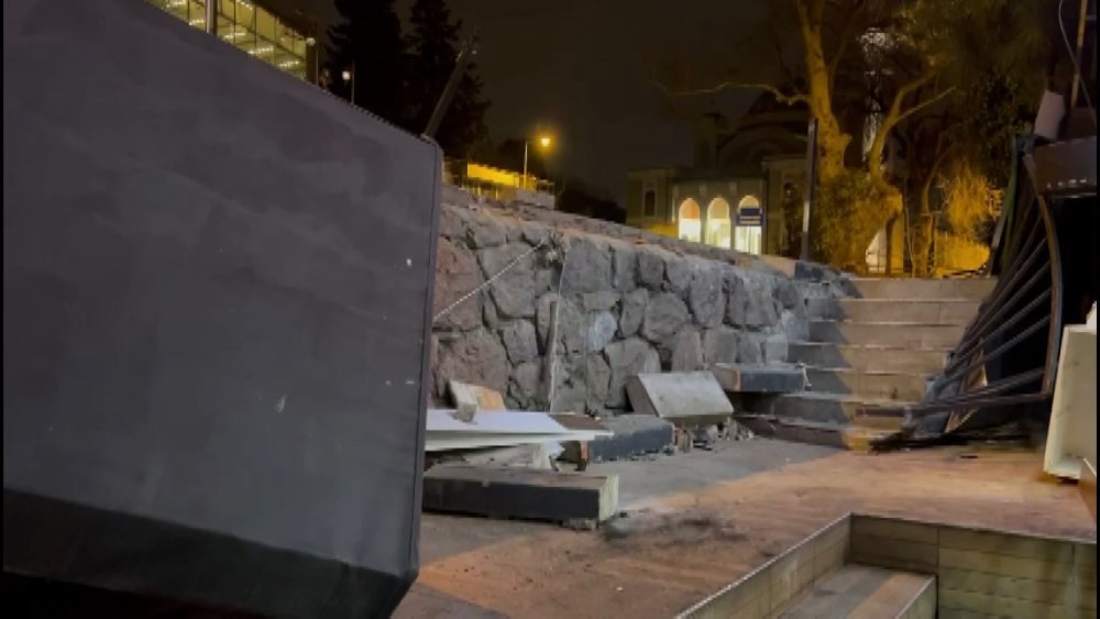 Araç, restorana daldı!