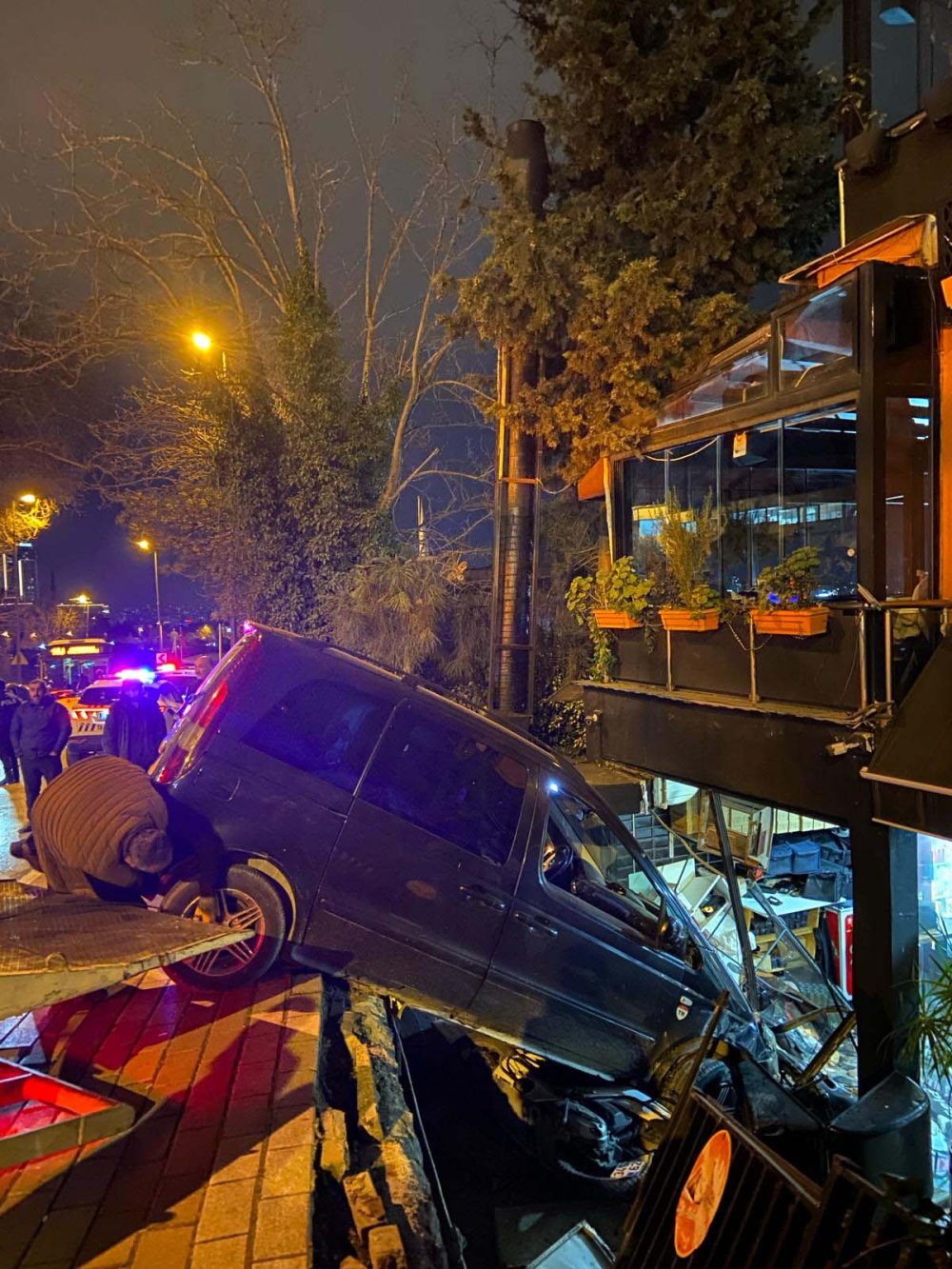 Araç, restorana daldı!