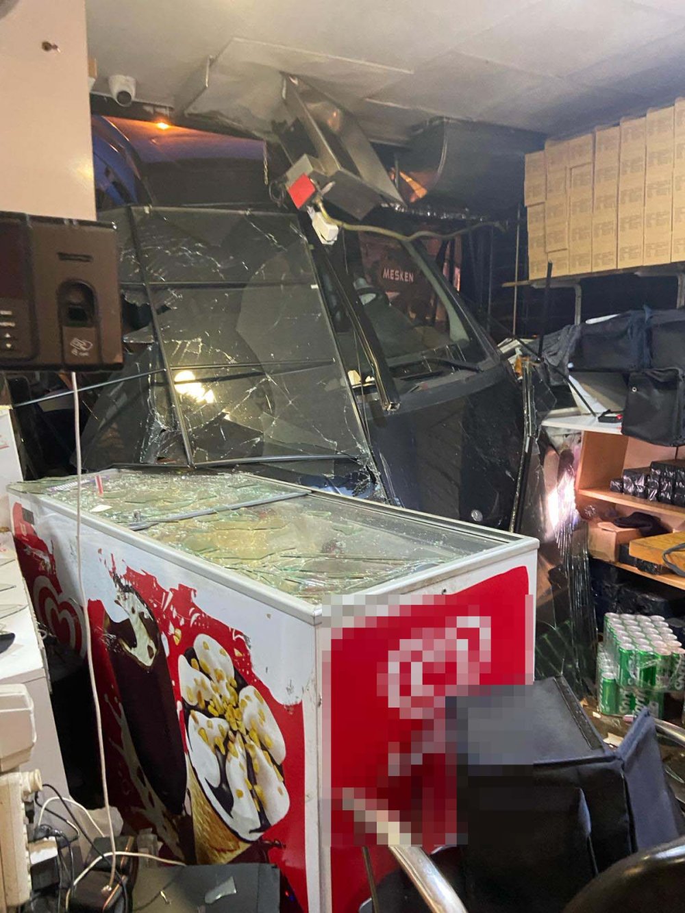 Araç, restorana daldı!