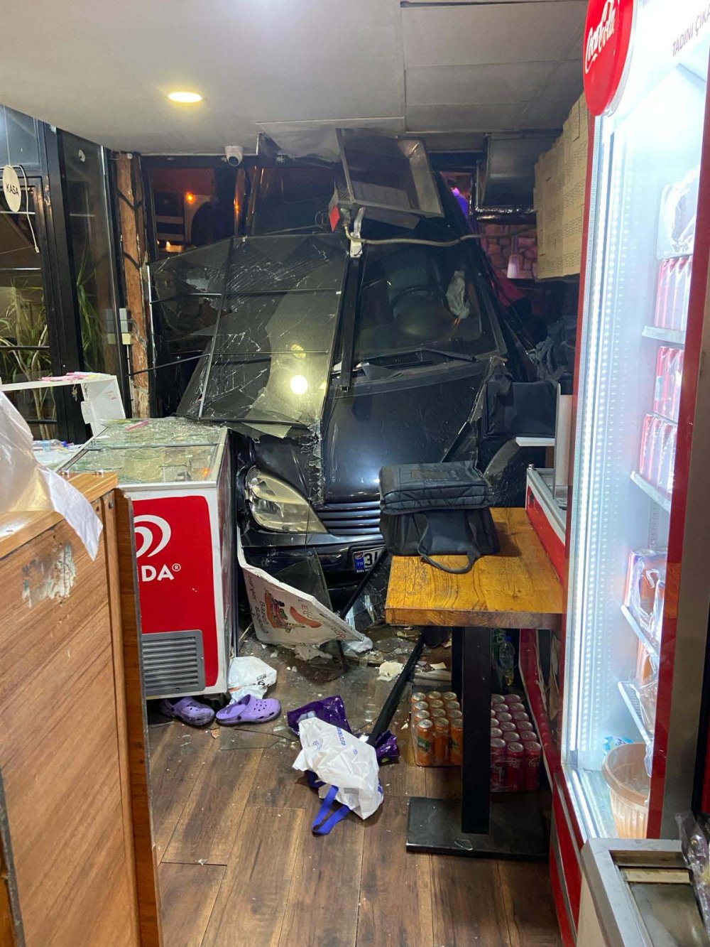 Araç, restorana daldı!