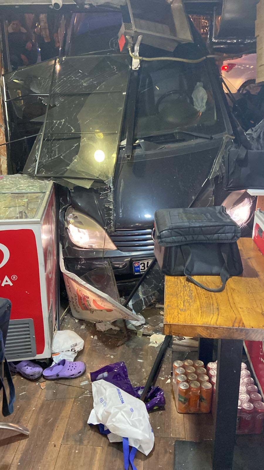 Araç, restorana daldı!