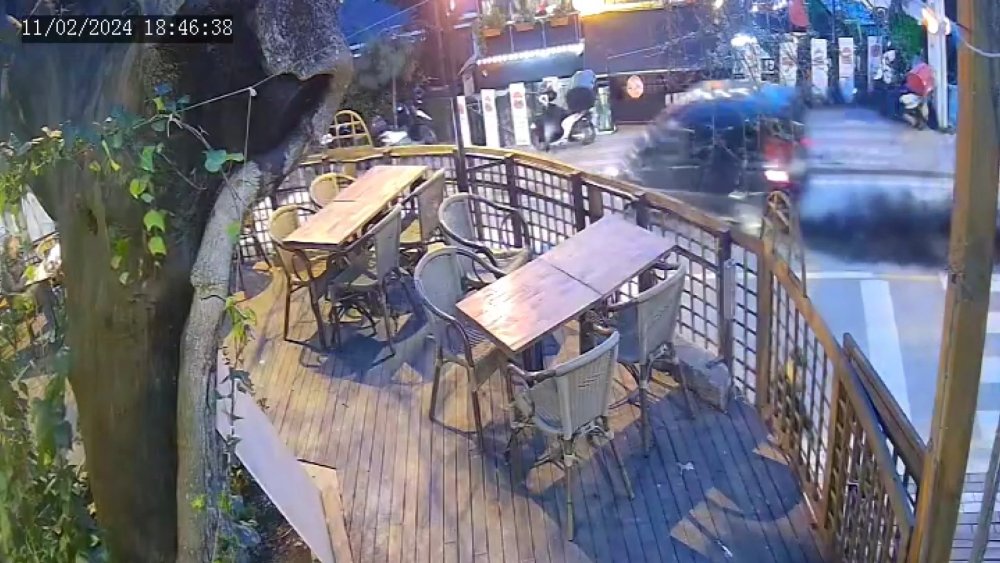 Araç, restorana daldı!