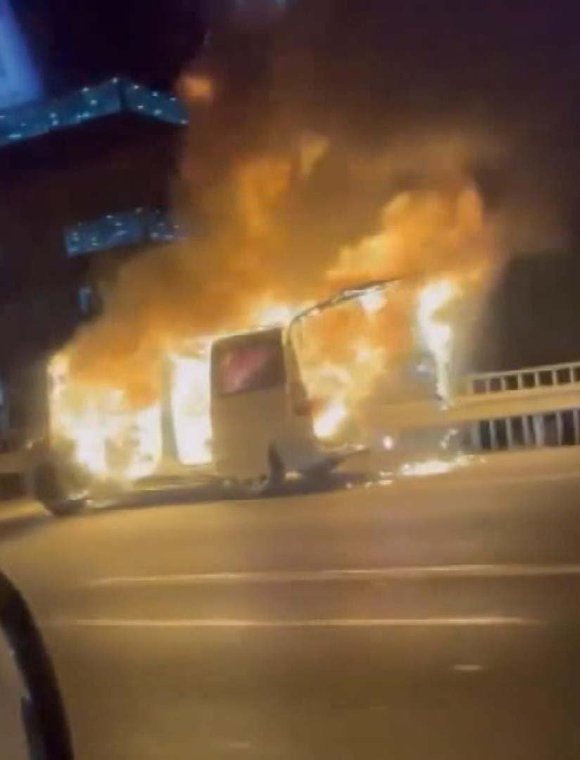 D-100 Karayolu'nda araç alev alev yandı