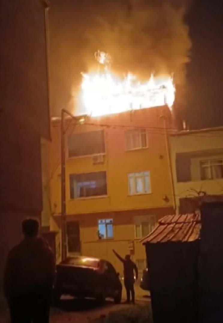 3 katlı binanın çatısı alev alev yandı