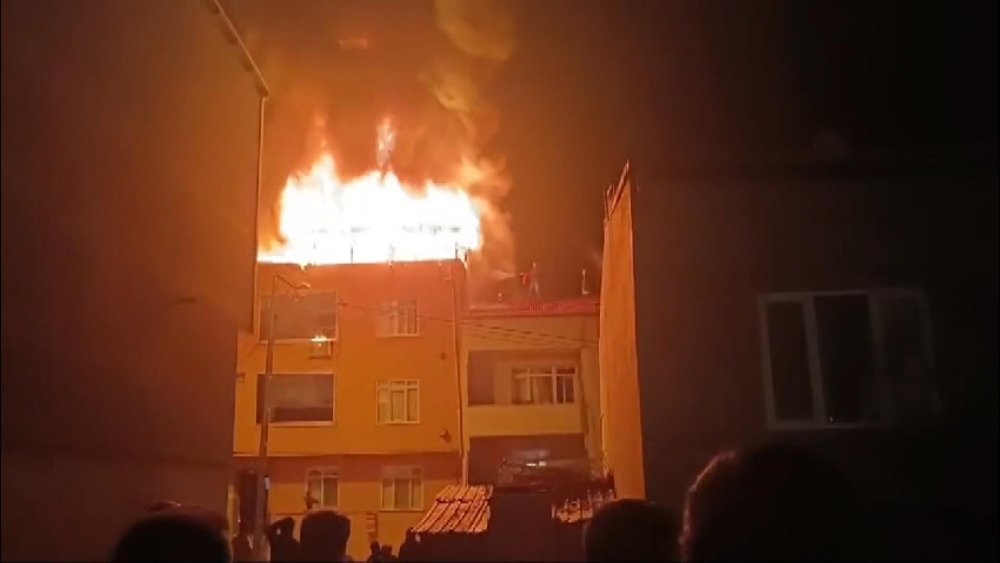 3 katlı binanın çatısı alev alev yandı