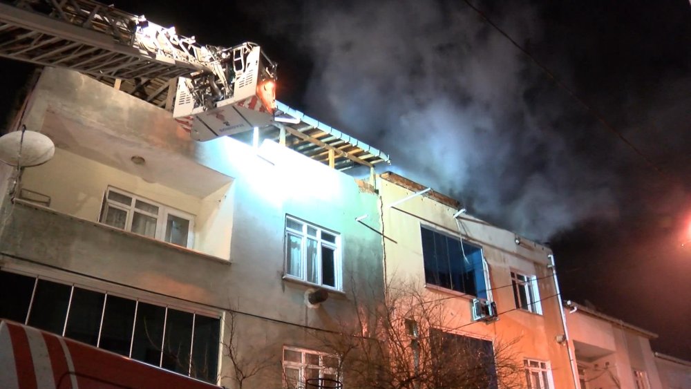 3 katlı binanın çatısı alev alev yandı
