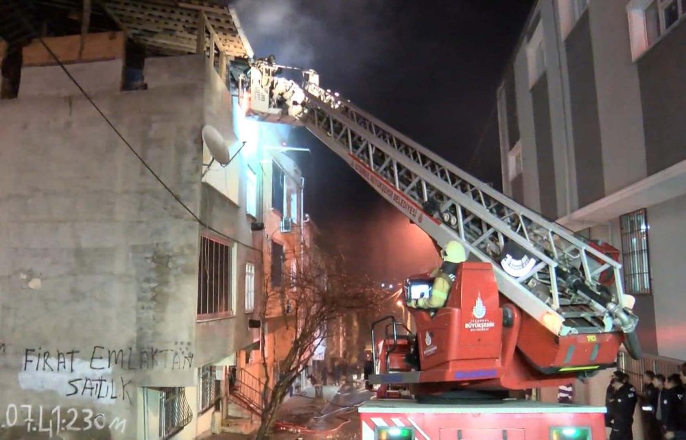 3 katlı binanın çatısı alev alev yandı