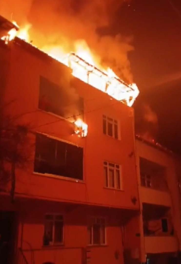 3 katlı binanın çatısı alev alev yandı