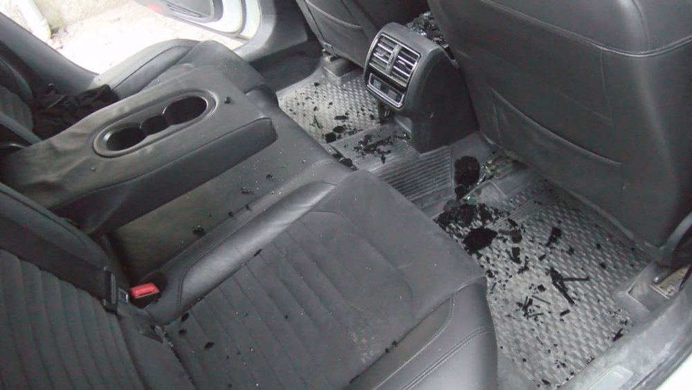 Akraba ziyaretine gelen ailenin aracının camları kırıldı