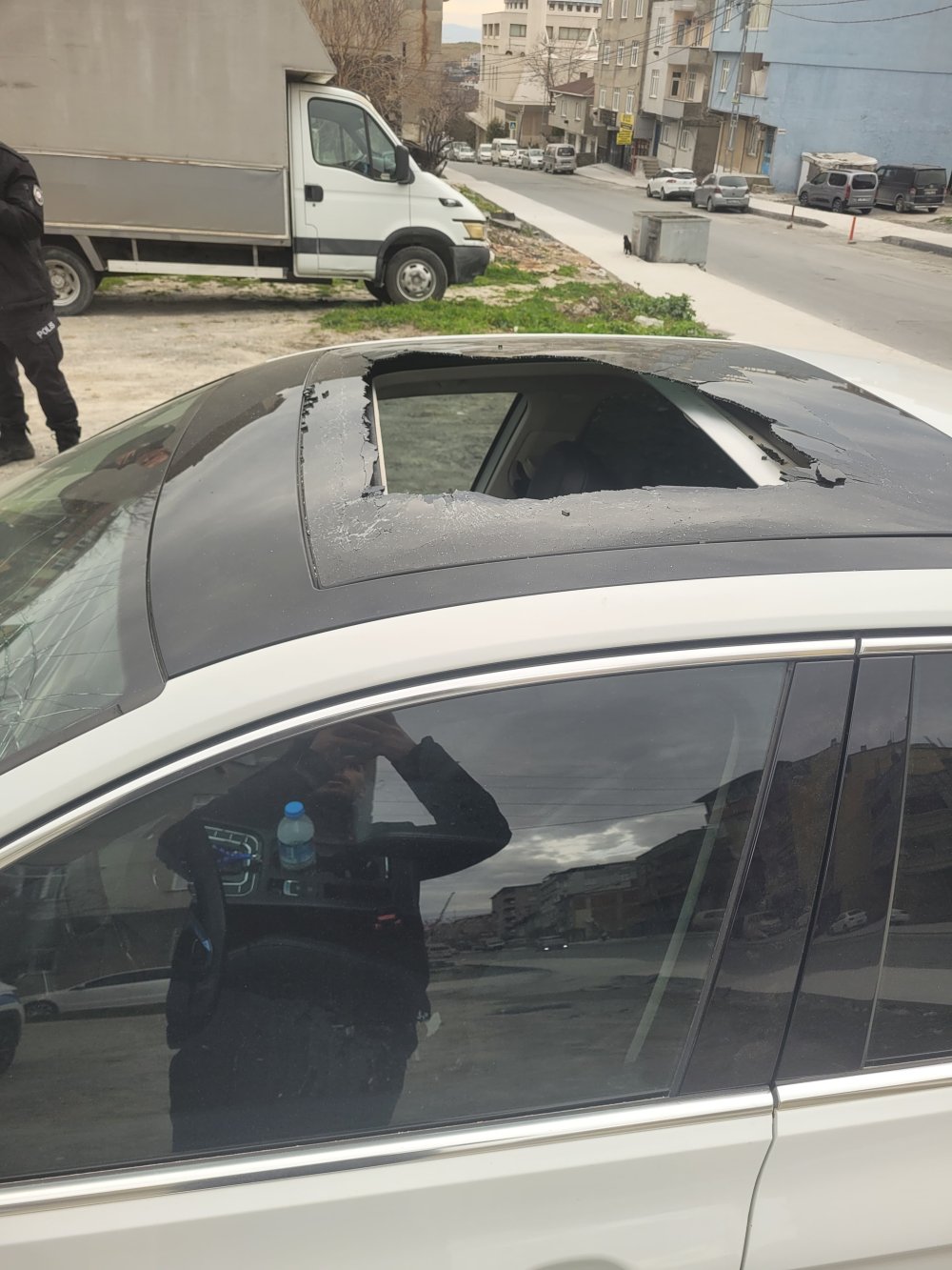 Akraba ziyaretine gelen ailenin aracının camları kırıldı