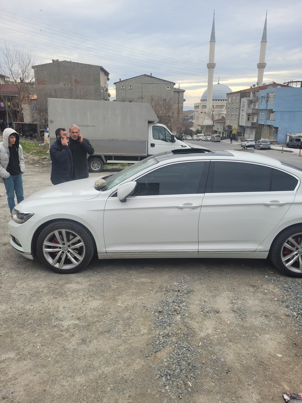 Akraba ziyaretine gelen ailenin aracının camları kırıldı