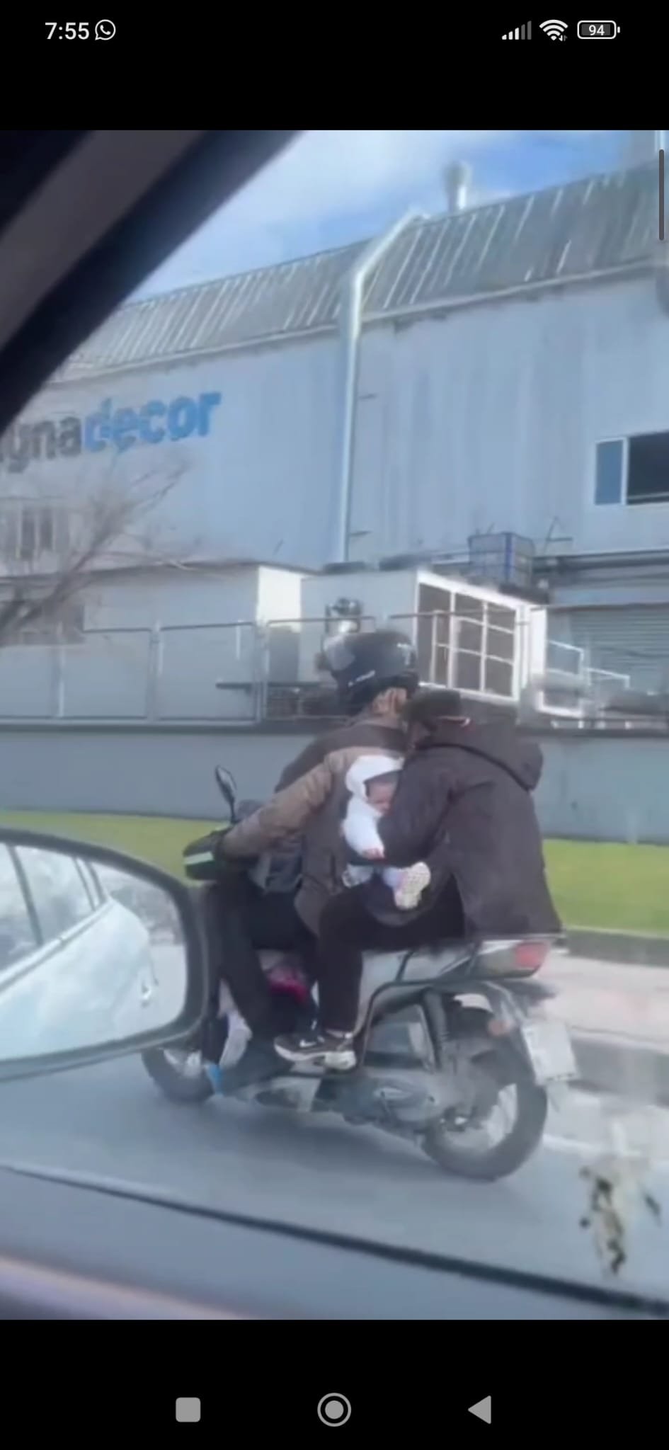 Motosiklet üzerinde 4 kişilik tehlikeli yolculuk!