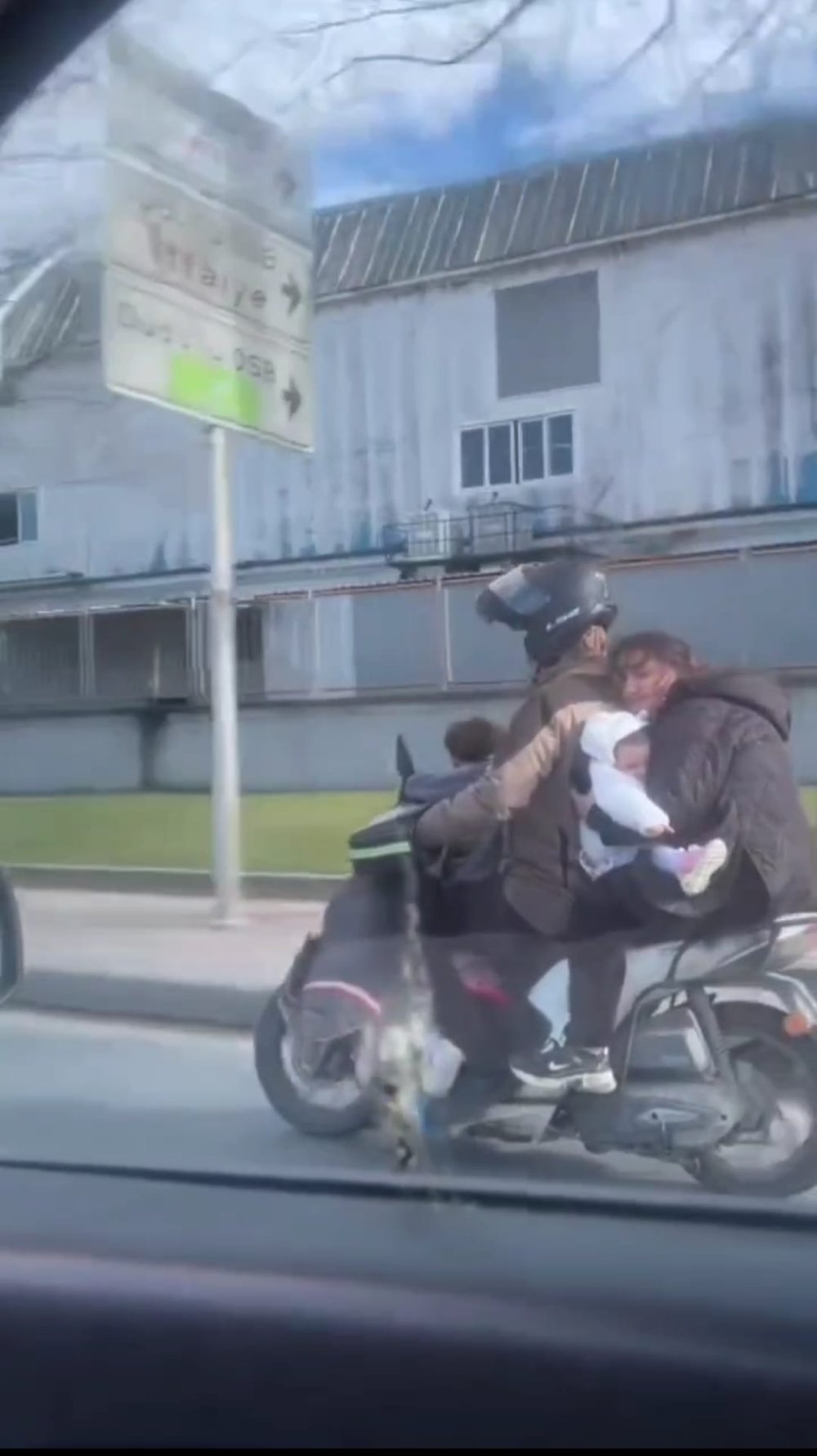 Motosiklet üzerinde 4 kişilik tehlikeli yolculuk!