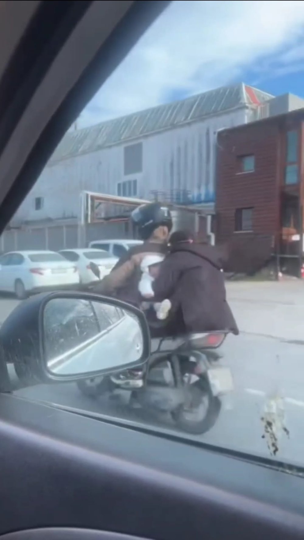 Motosiklet üzerinde 4 kişilik tehlikeli yolculuk!