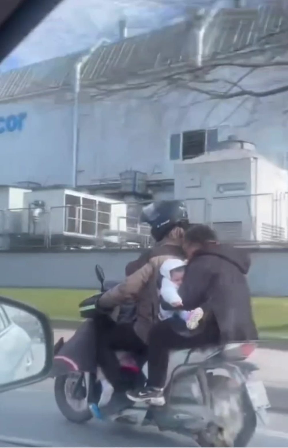 Motosiklet üzerinde 4 kişilik tehlikeli yolculuk!