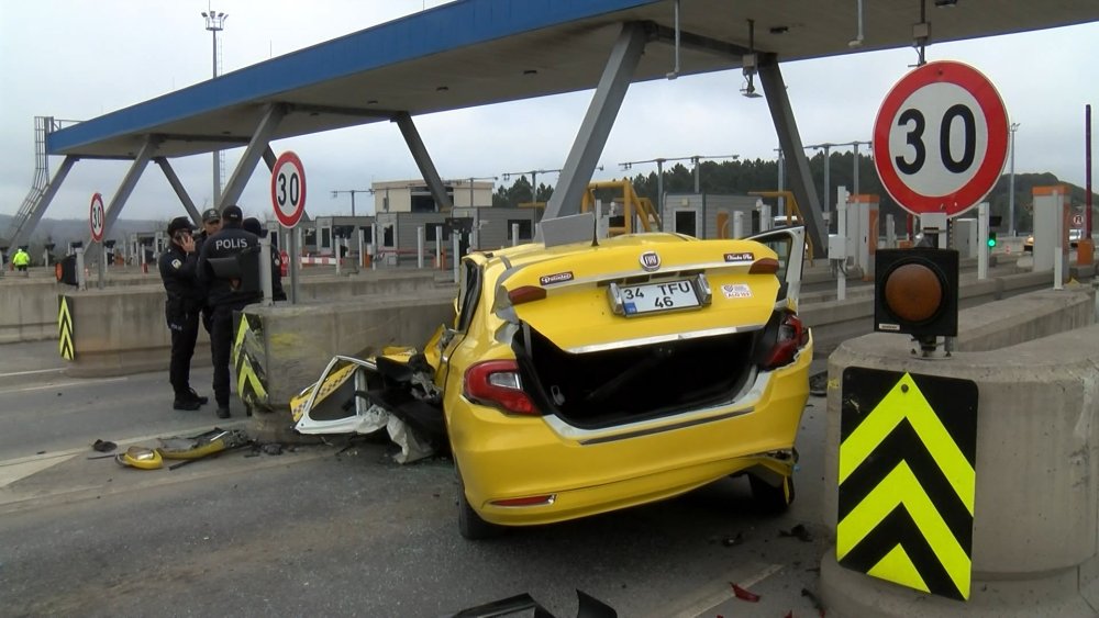 Taksi gişelerdeki beton bariyere çarptı: 2 yaralı
