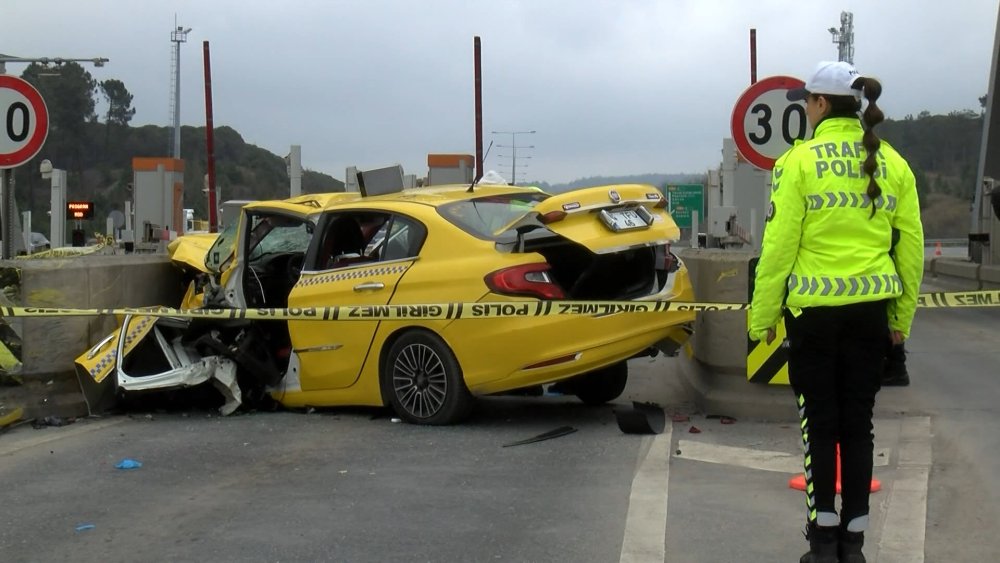 Taksi gişelerdeki beton bariyere çarptı: 2 yaralı