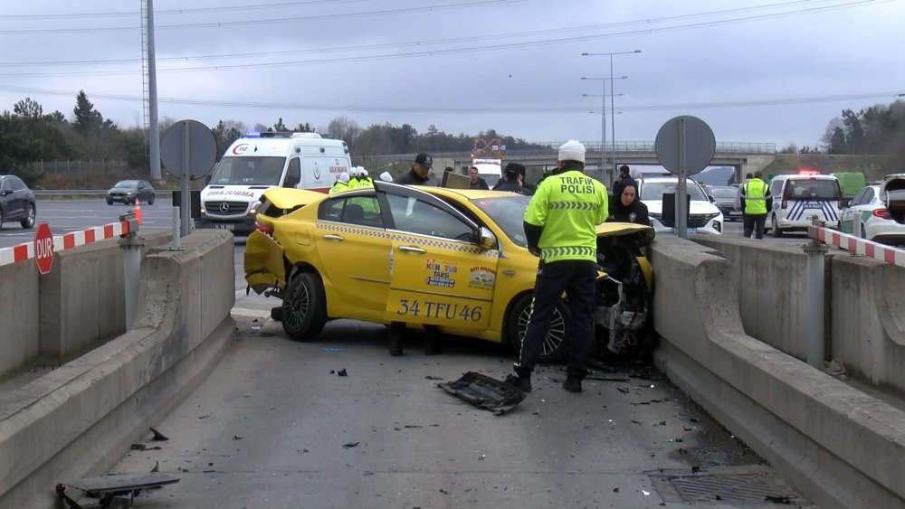 Taksi gişelerdeki beton bariyere çarptı: 2 yaralı