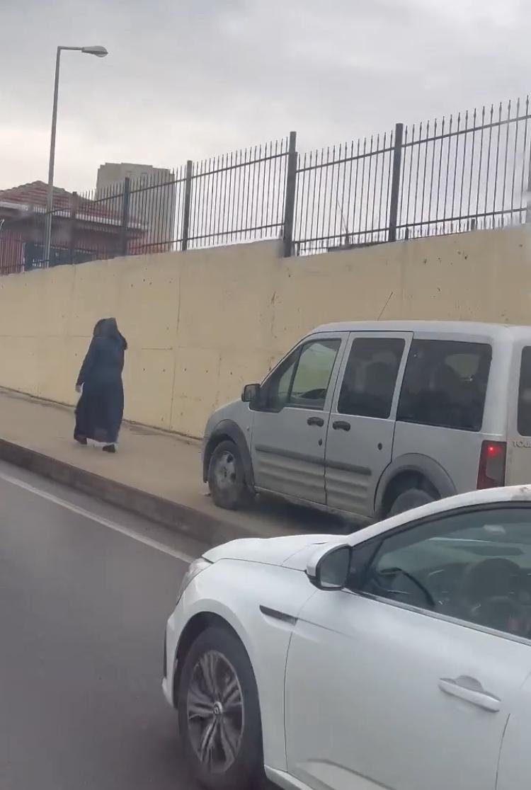 Kaldırımda giden otomobil sürücüsüne para cezası