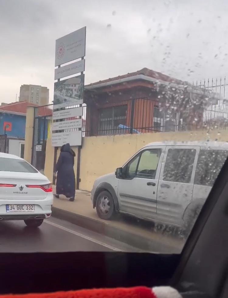 Kaldırımda giden otomobil sürücüsüne para cezası