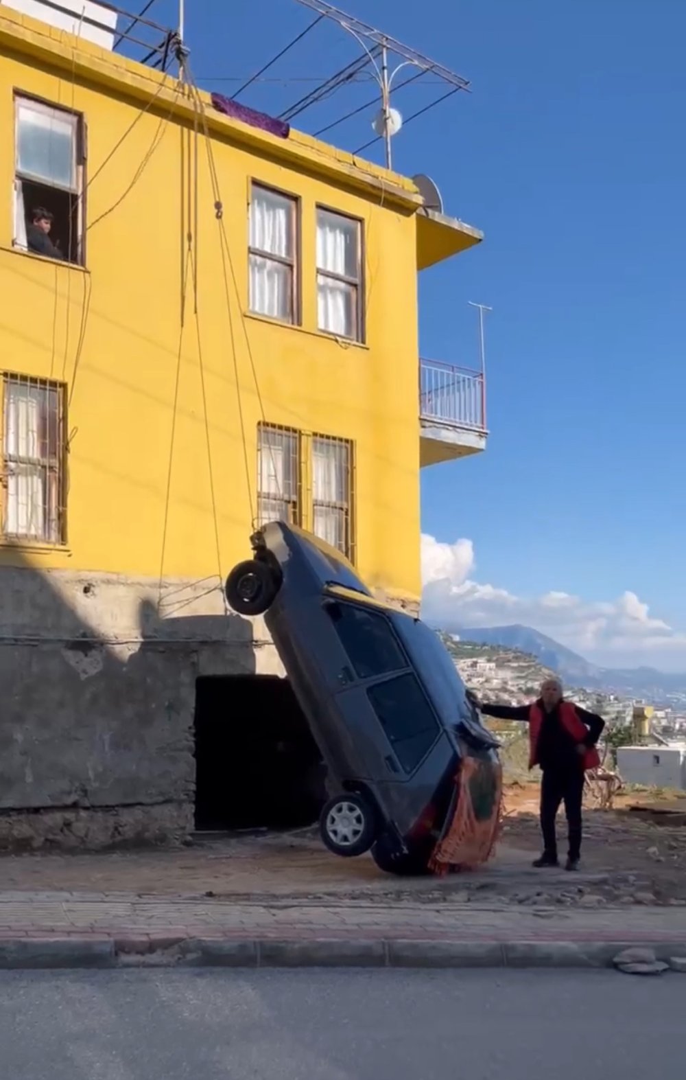 Ceza verdiği otomobilini iki katlı evinin duvarına astı