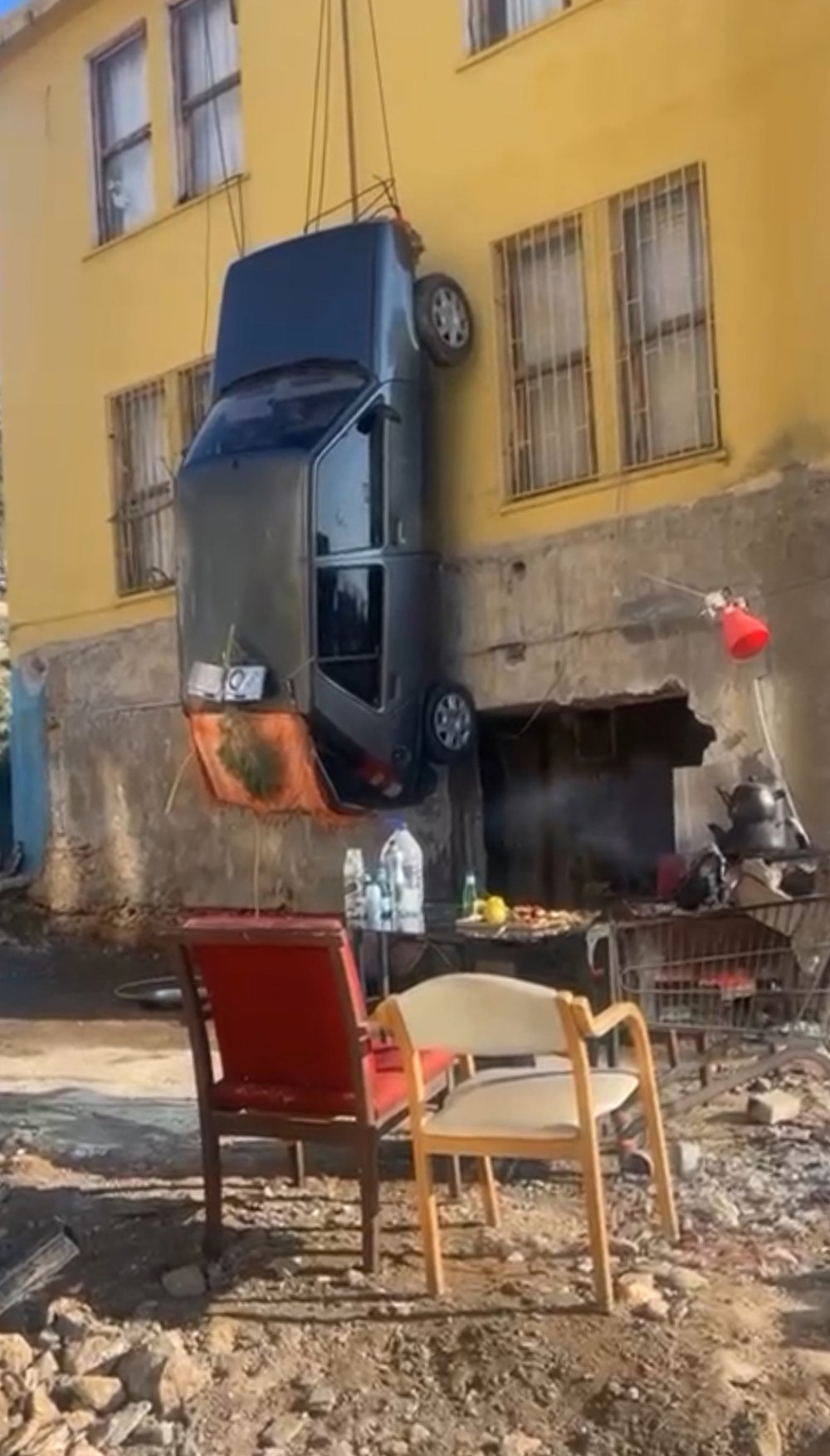 Ceza verdiği otomobilini iki katlı evinin duvarına astı