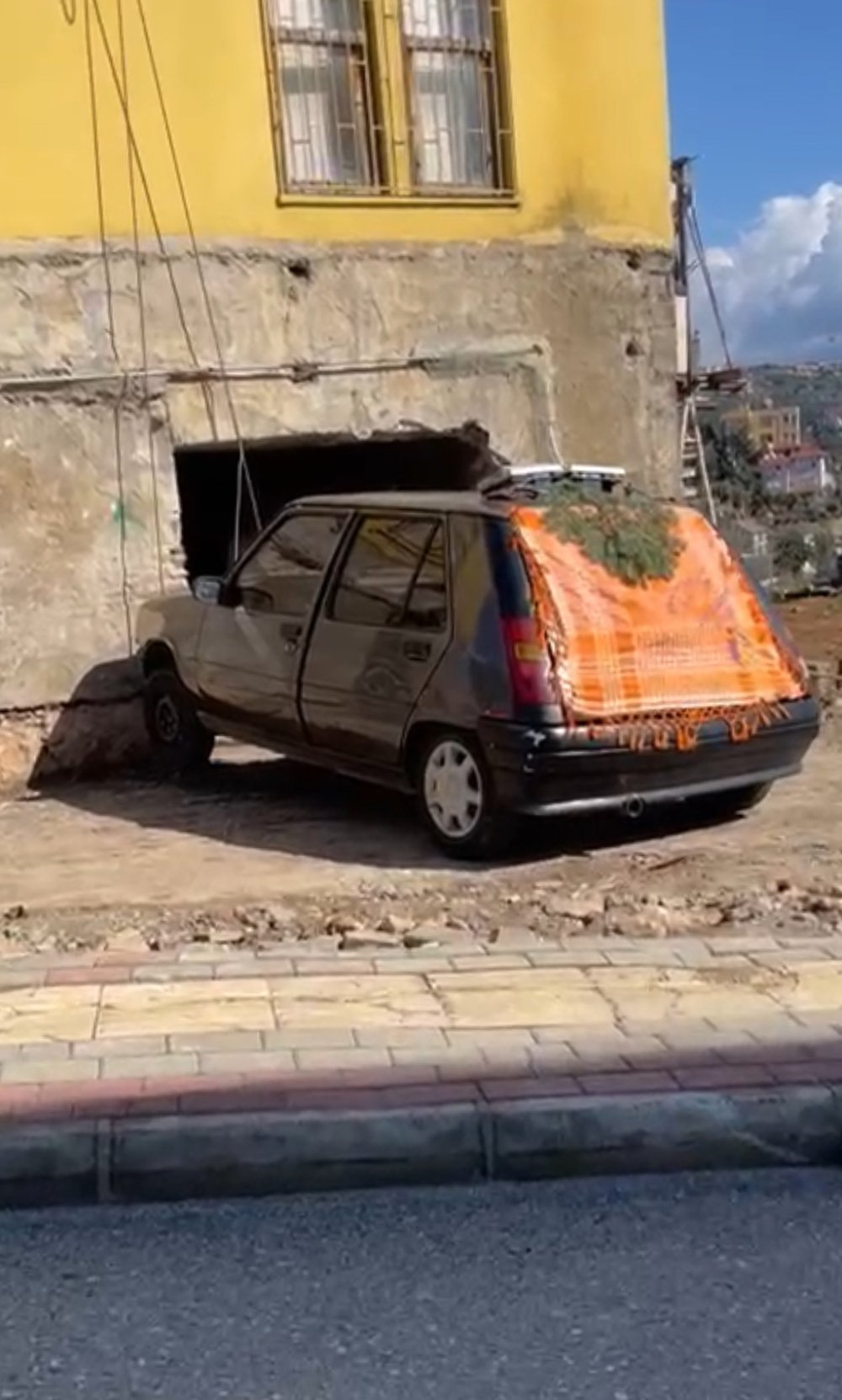 Ceza verdiği otomobilini iki katlı evinin duvarına astı
