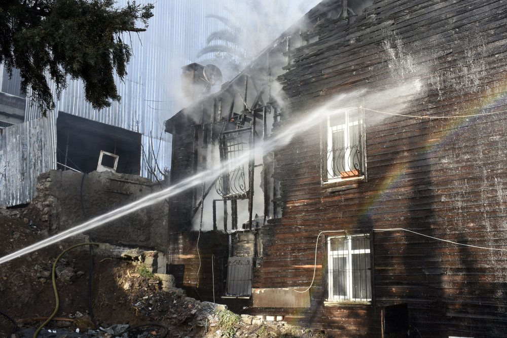 Cami lojmanında yangın