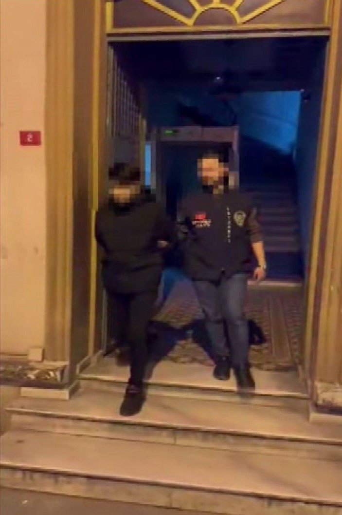 Beyoğlu’nda silahlı kovalamaca: O anlar saniye saniye kaydedildi