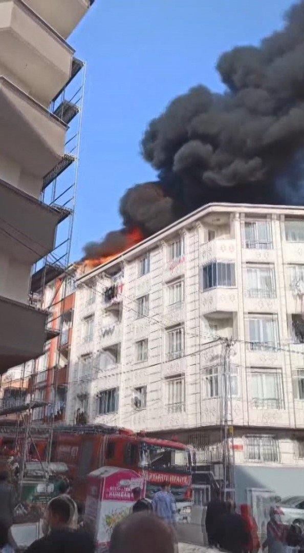 Çatıda başlayan yangın yan binalara da sıçradı